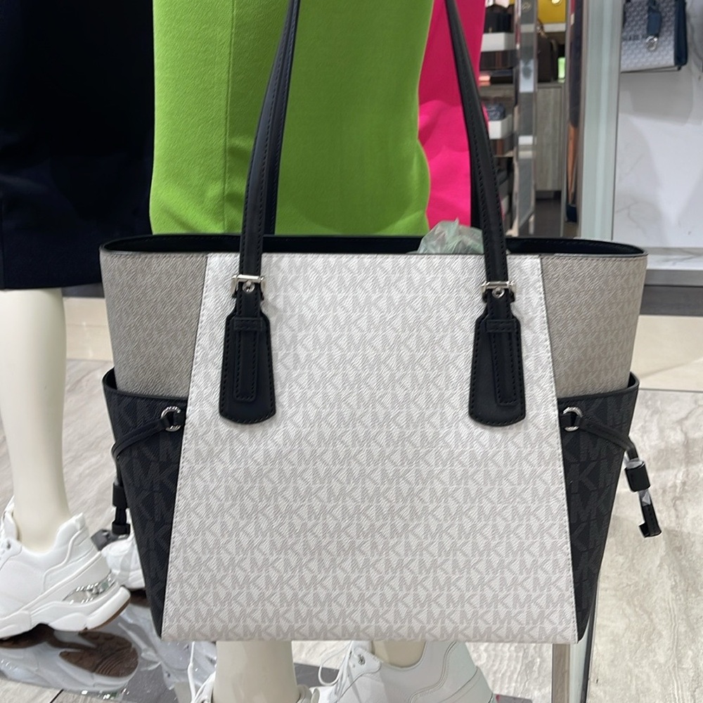 Michael Kors Voyager Large Color-Block Signature Logo Tote Bag
Optic White Mult - Picture 8 of 16